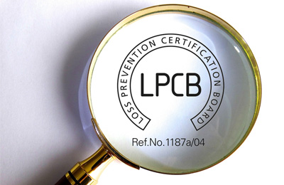 La certification LPCB : une procédure rigoureuse pour garantir la résistance face au feu et aux intrusions